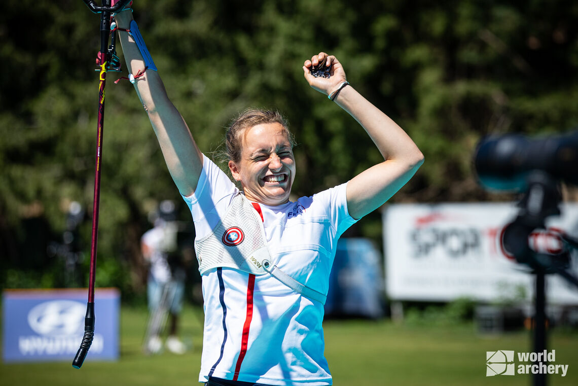 Lisa Barbelin celebrates her victory at the European Championships in 2021.