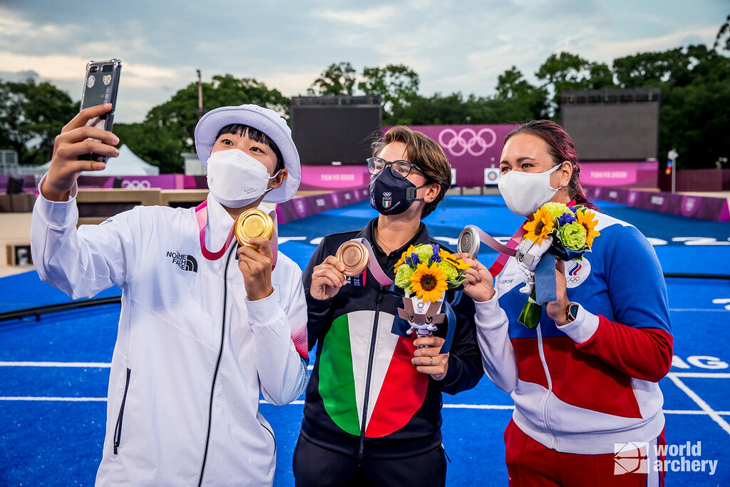 An San, Elena Osipova and Lucilla Boari pose with their medals at the Tokyo 2020 Olympic Games. 