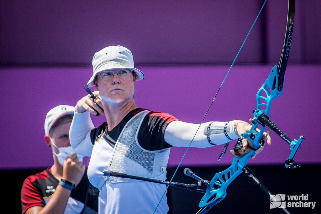 Lisa Unruh shoots at the Tokyo 2020 Olympic Games. 