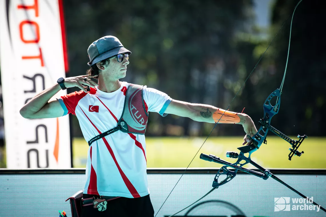 Mete Gazoz shoots at the Antalya 2021 European Championships. 