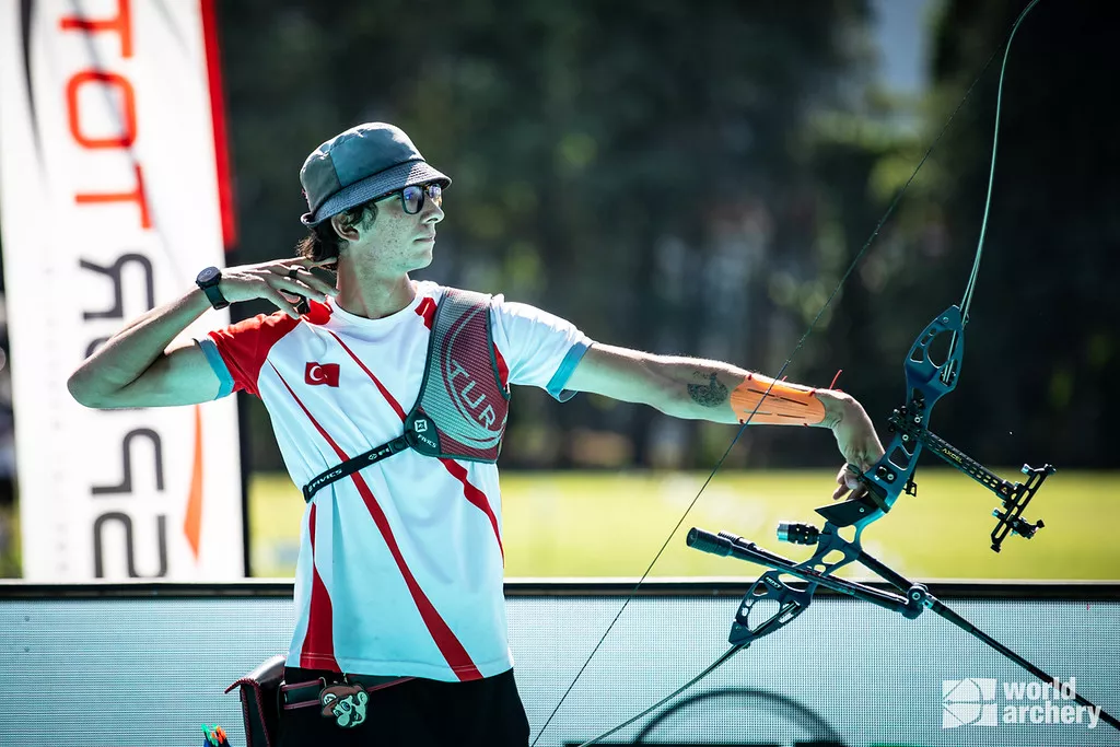 Mete Gazoz shoots at the Antalya 2021 European Championships. 