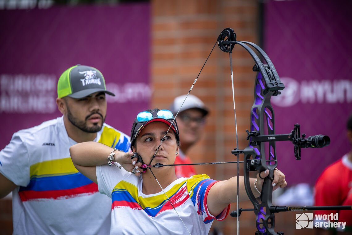 Sara Lopez and Sebastian Arenas win mixed team gold in Medellin.
