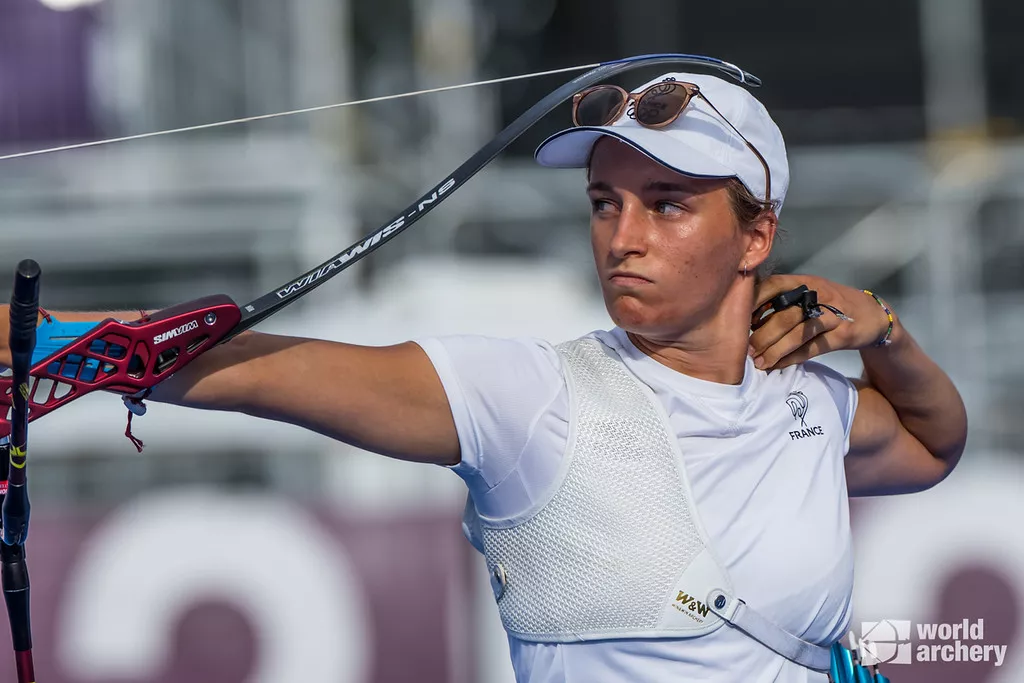 Lisa Barbelin shoots at the Tokyo 2020 Olympic Games.