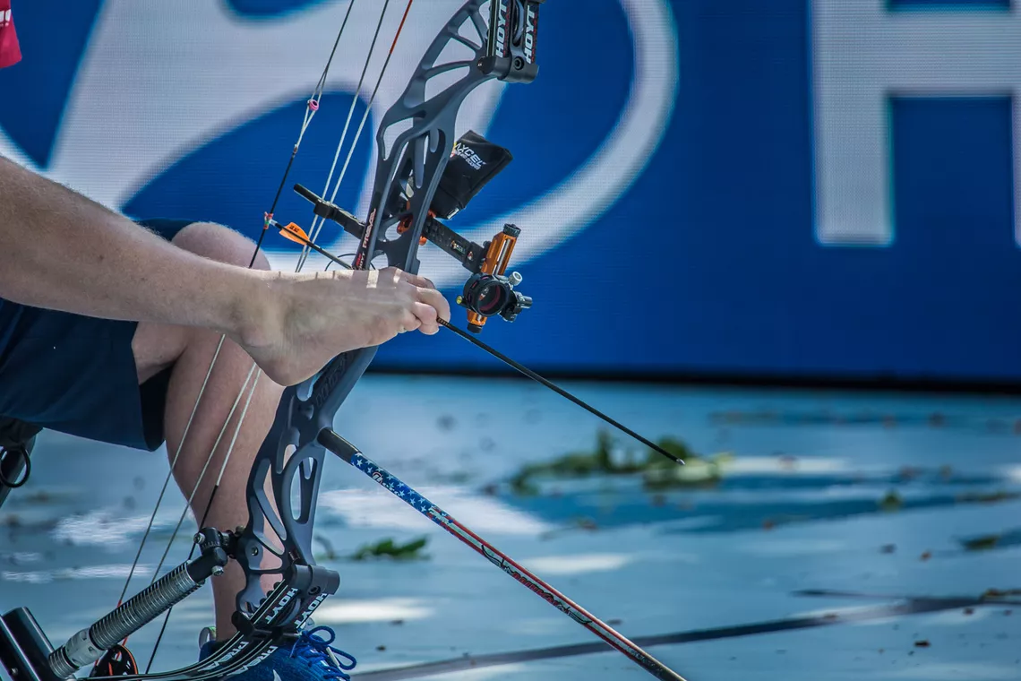 Matt Stutzman loading an arrow.