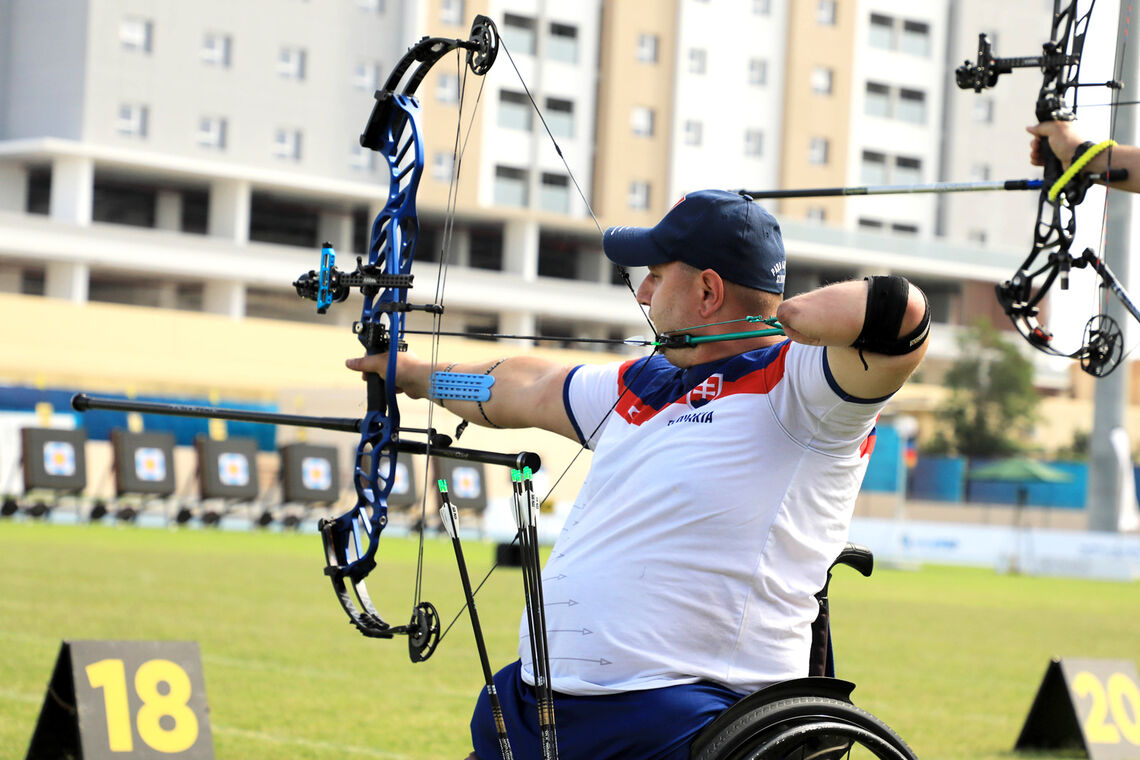 Peter Kinik shoots during qualification at the Fazza tournament in 2021.