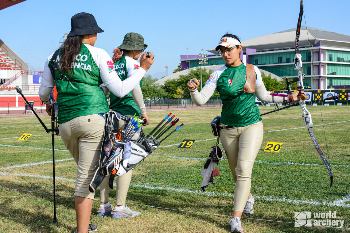 Mexico’s recurve women’s team shoot at the Pan American Championships in 2021.