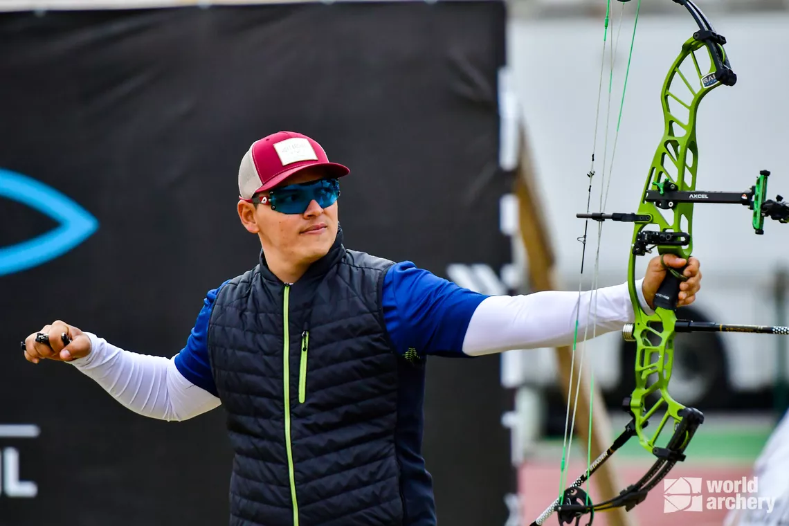 Daniel Munoz shoots during finals at the Pan American Championships in 2021.