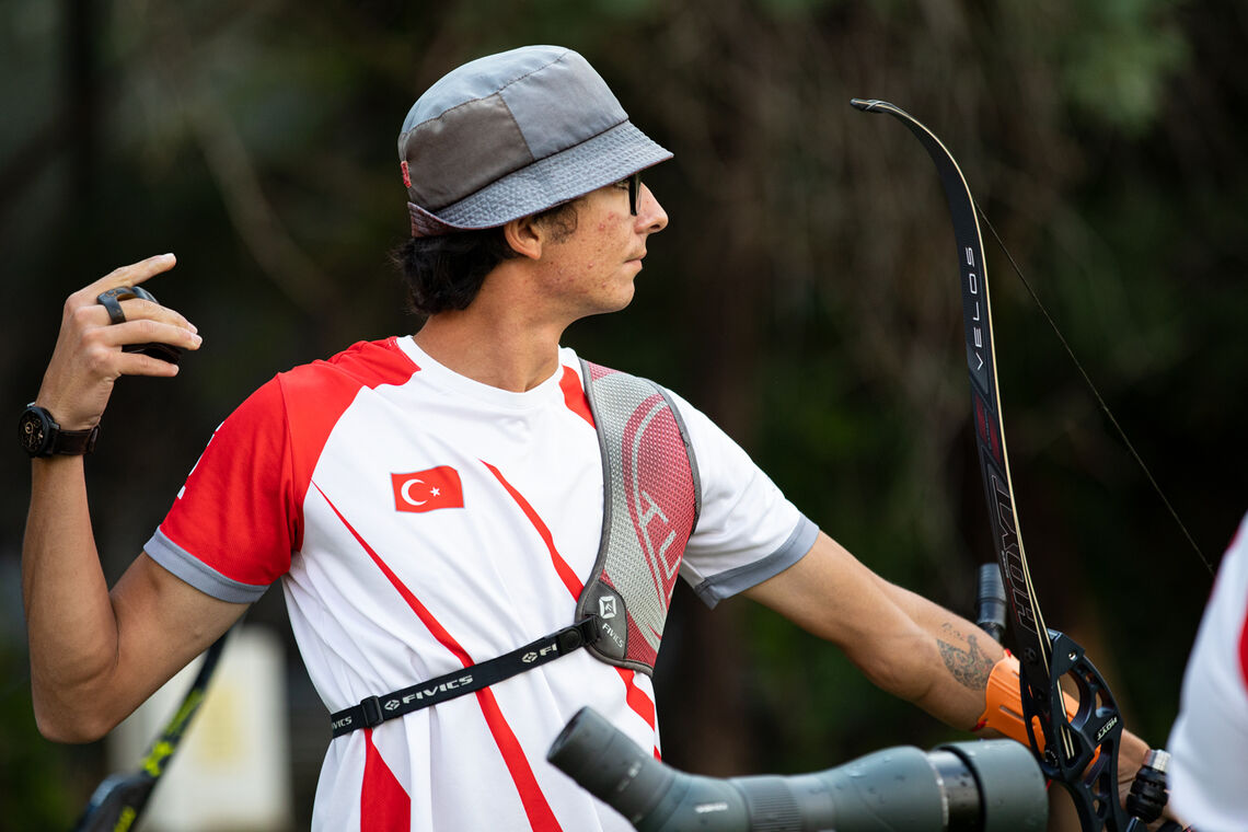 Mete Gazoz shoots during qualification at the European Championships in 2021.