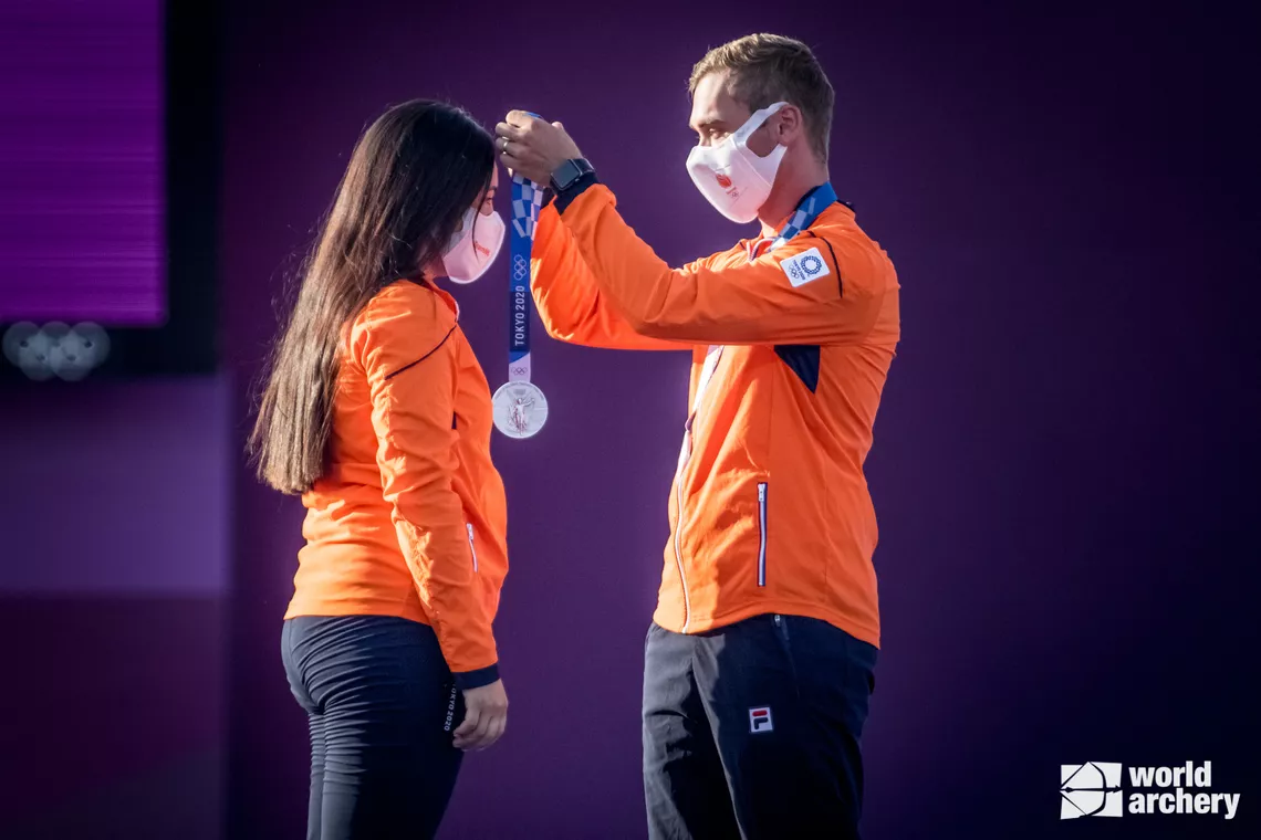 Gaby Schloesser and Steve Wijler on the podium at the Tokyo 2020 Olympic Games.