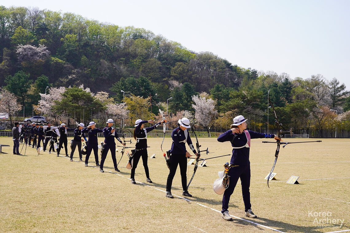Archers compete during Korean team selections in Gwangju.