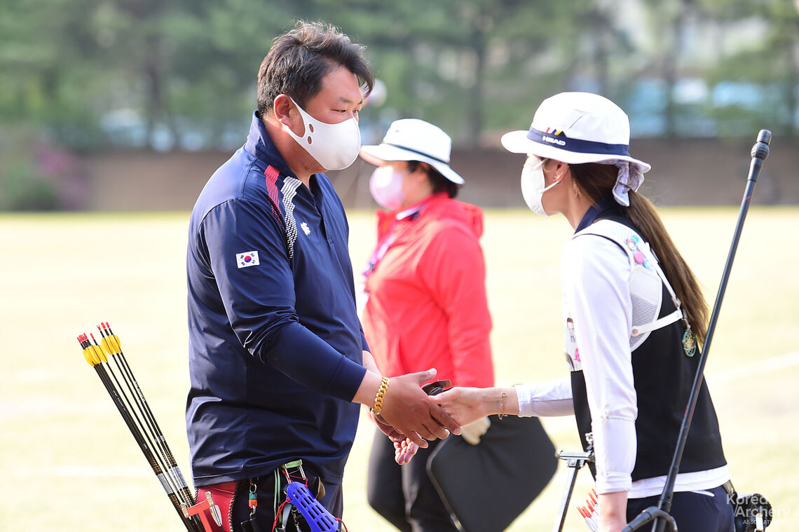 Oh Jin Hyek and Choi Misun share a handshake at the end of trials.
