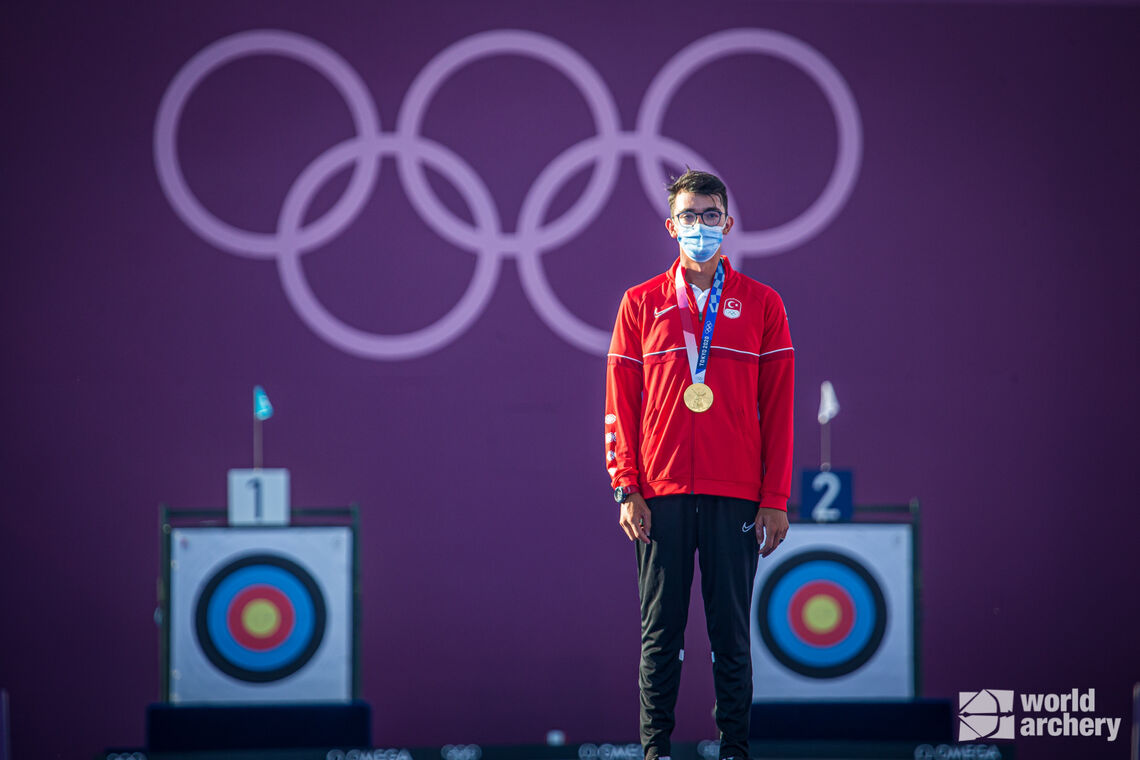 Turkey's Mete Gazoz receiving his gold medal at Tokyo 2020