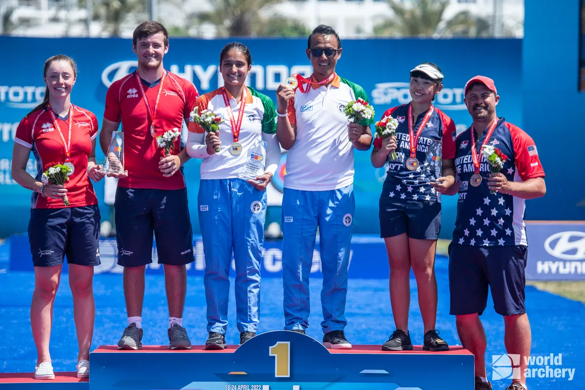 USA's Gabrielle Sasai and Brady Ellison with their bronze medals at Antalya 2022