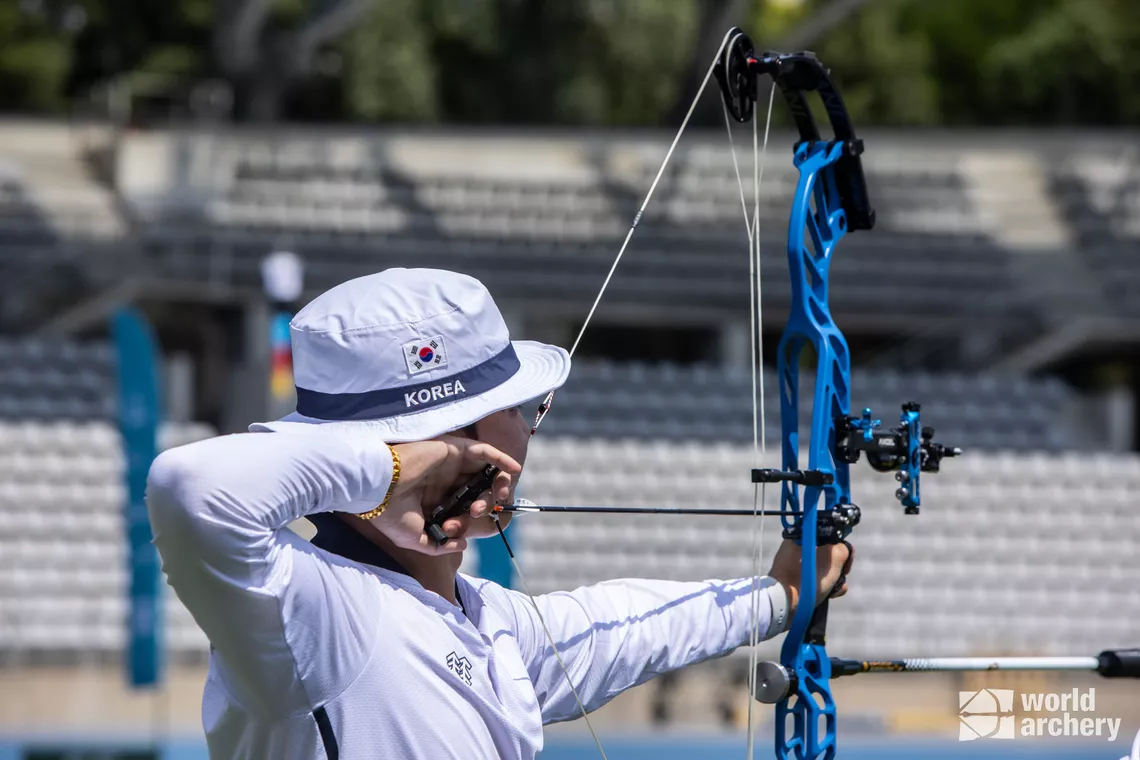 Kim Jongho kept pace with Mike through five perfect ends.