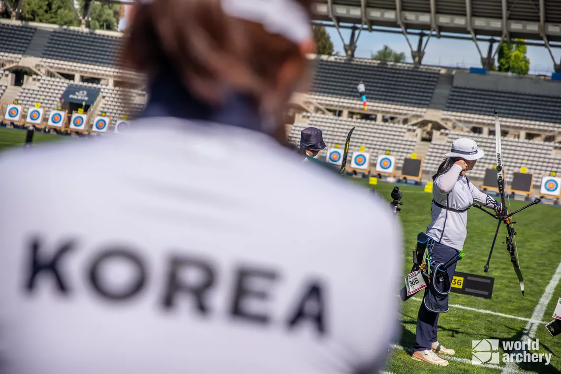 Korean legend Park Sung-Hyun stood behind women’s leader Lee Gahyun.