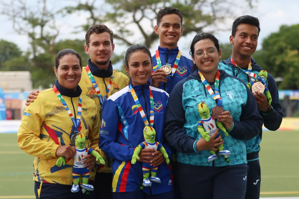Recurve mixed teams on the podium at Valledupar 2022