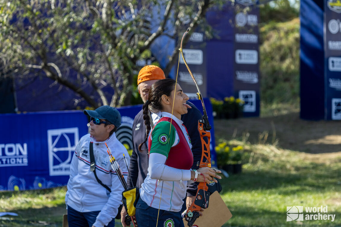 Cinzia Noziglia celebrates a dominant performance in the barebow women’s final.