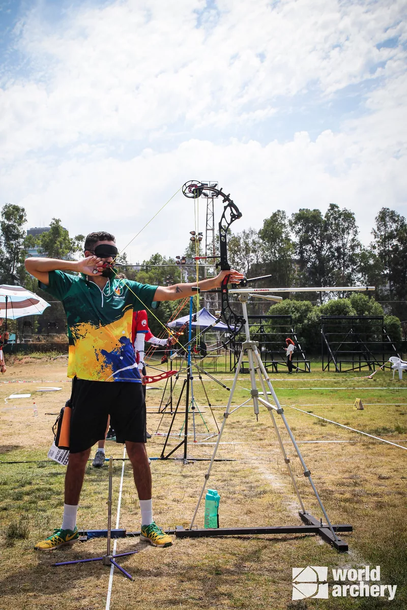 Gustavo Mendes shoots during visually impaired finals in Santiago.
