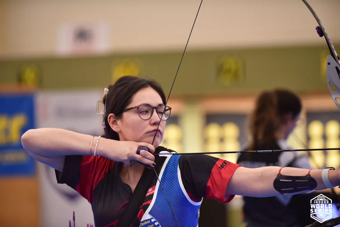 Gaby Schloesser beat Jennifer Devaux in a four-set recurve women’s final.