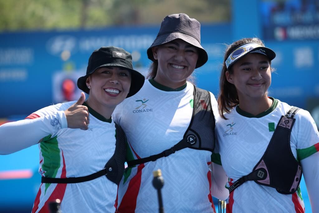 Mexico recurve women's team smiling at the camera and standing in a line