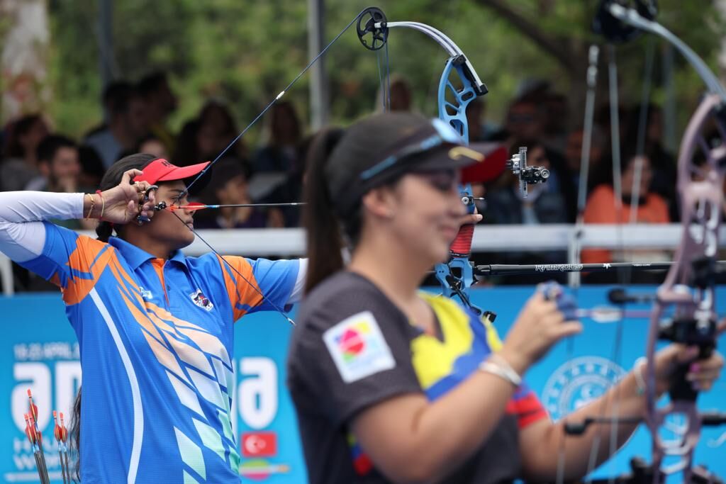 乔蒂·苏雷卡·文南和萨拉·洛佩兹射箭