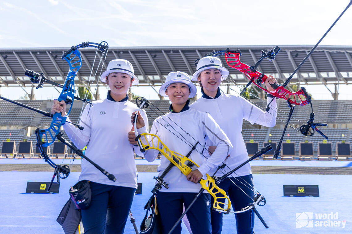 Korean compound women’s team celebrate bronze medal.