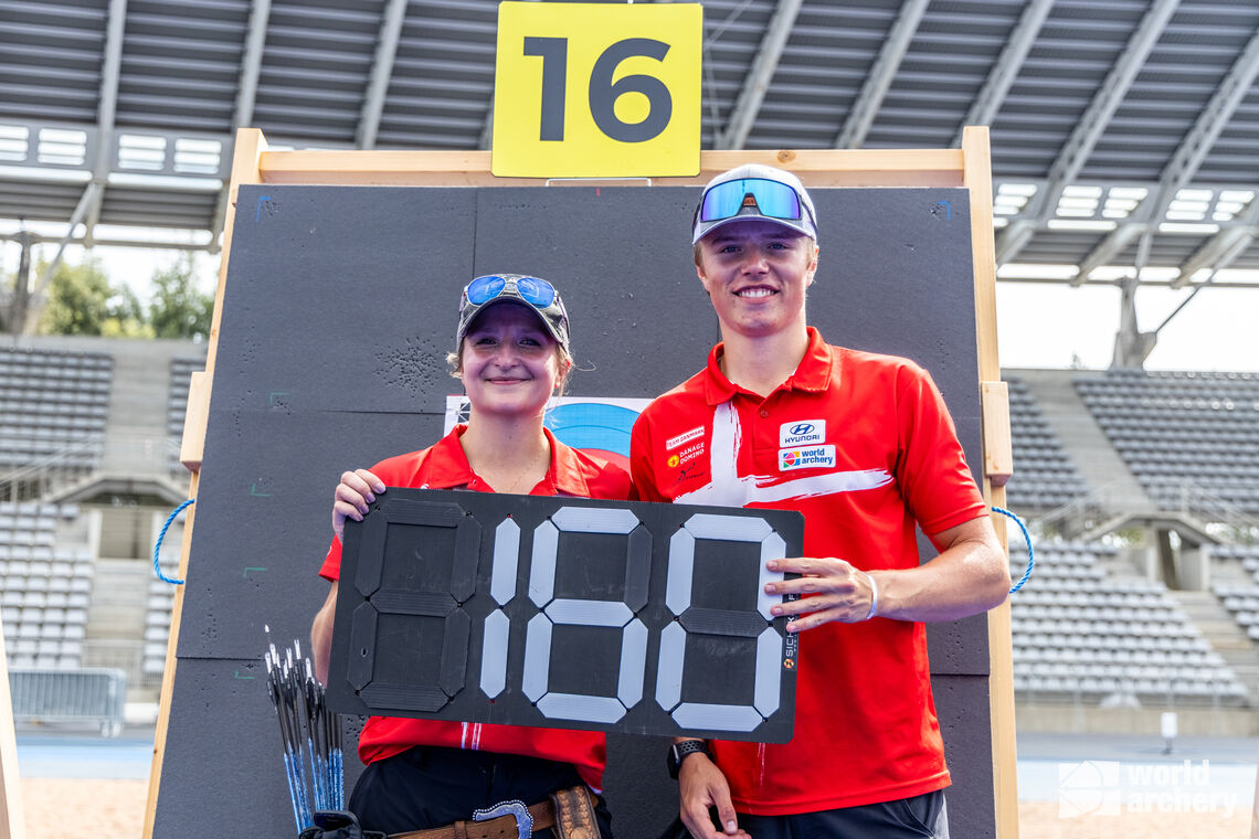 Tanja Gellenthien and Mathias Fullerton holding their 160-record sign.