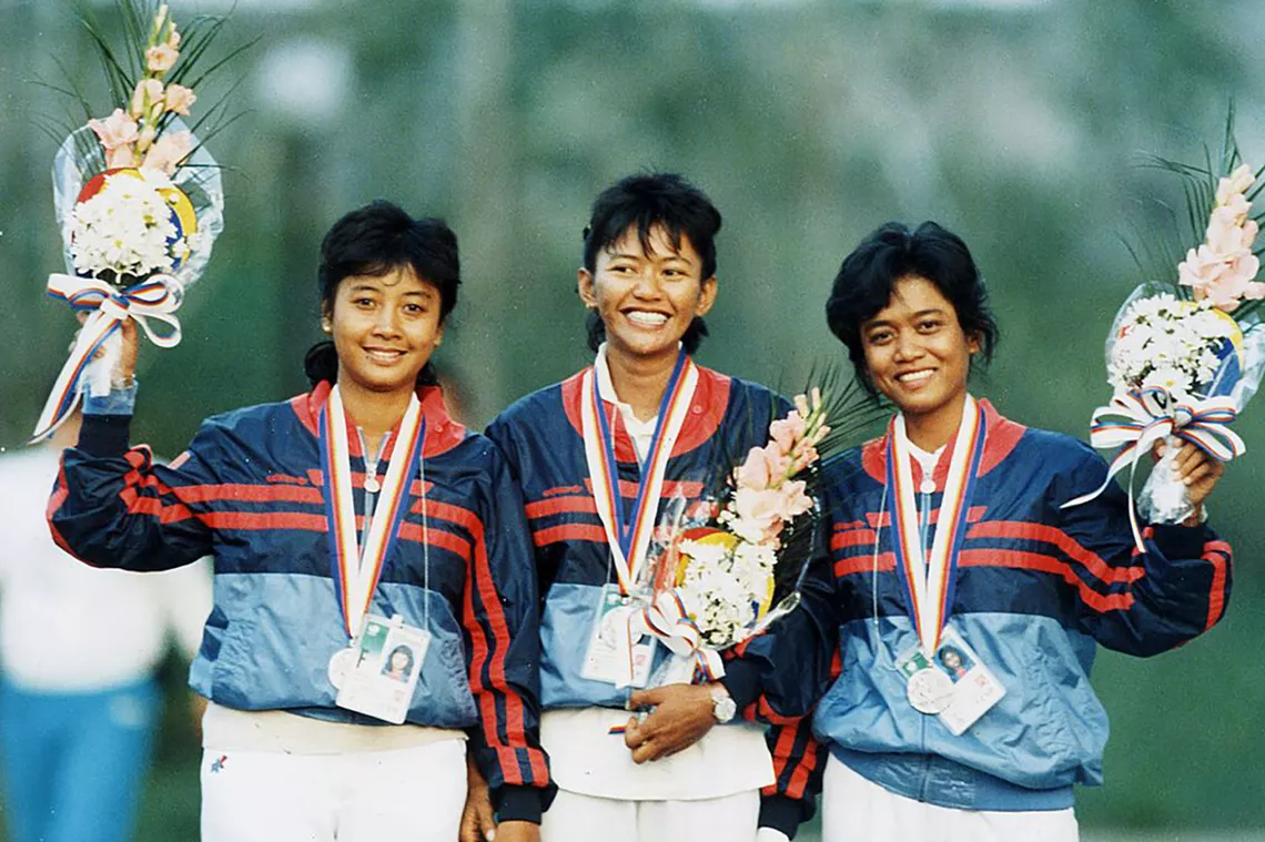 Kusuma Wardhani with Lilies Handayani and Nurfitriyana Saiman at Seoul 1988.