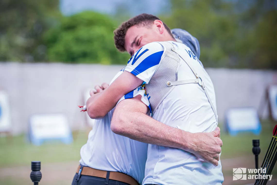 He hugged his father, his coach, waiting for his opponent’s arrow during the tiebreak.