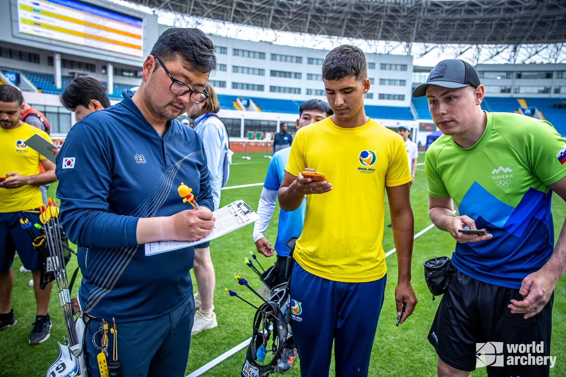 The cut to make matchplay – top 64 archers – was 657 for the recurve men.