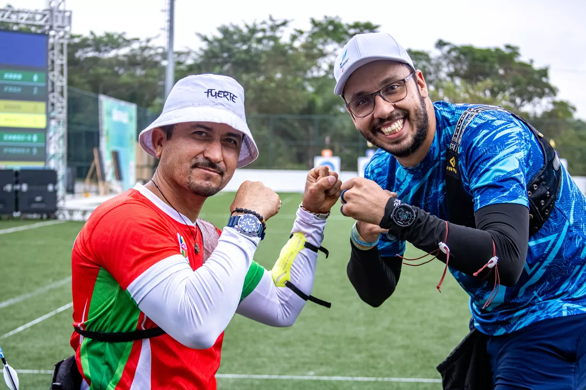 Juan Diego Blas celebrating with Samuel Molina.