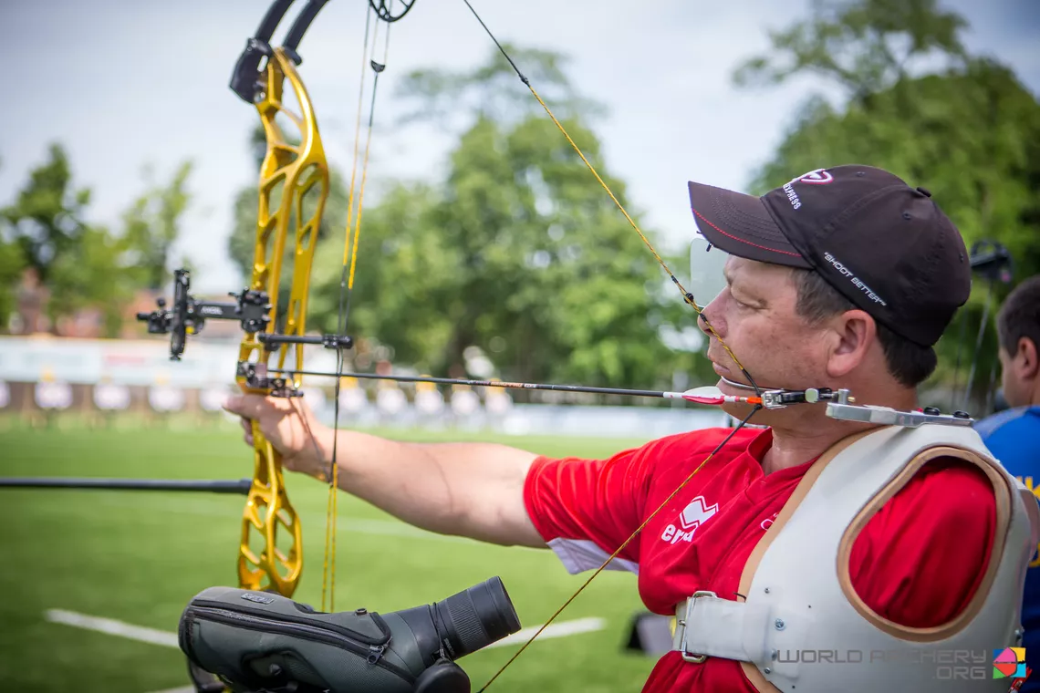 Kevin Evans aiming.