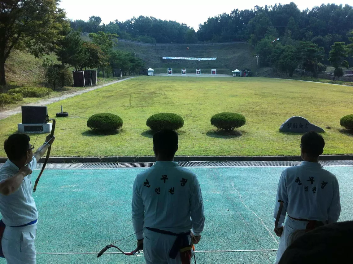 KTA archers on the shooting line of a jeong.