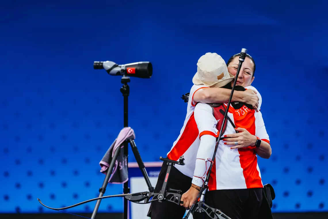 Türkiye coach Natalia Nasaridze hugging Elif Gokkir at Paris 2024 Olympics.