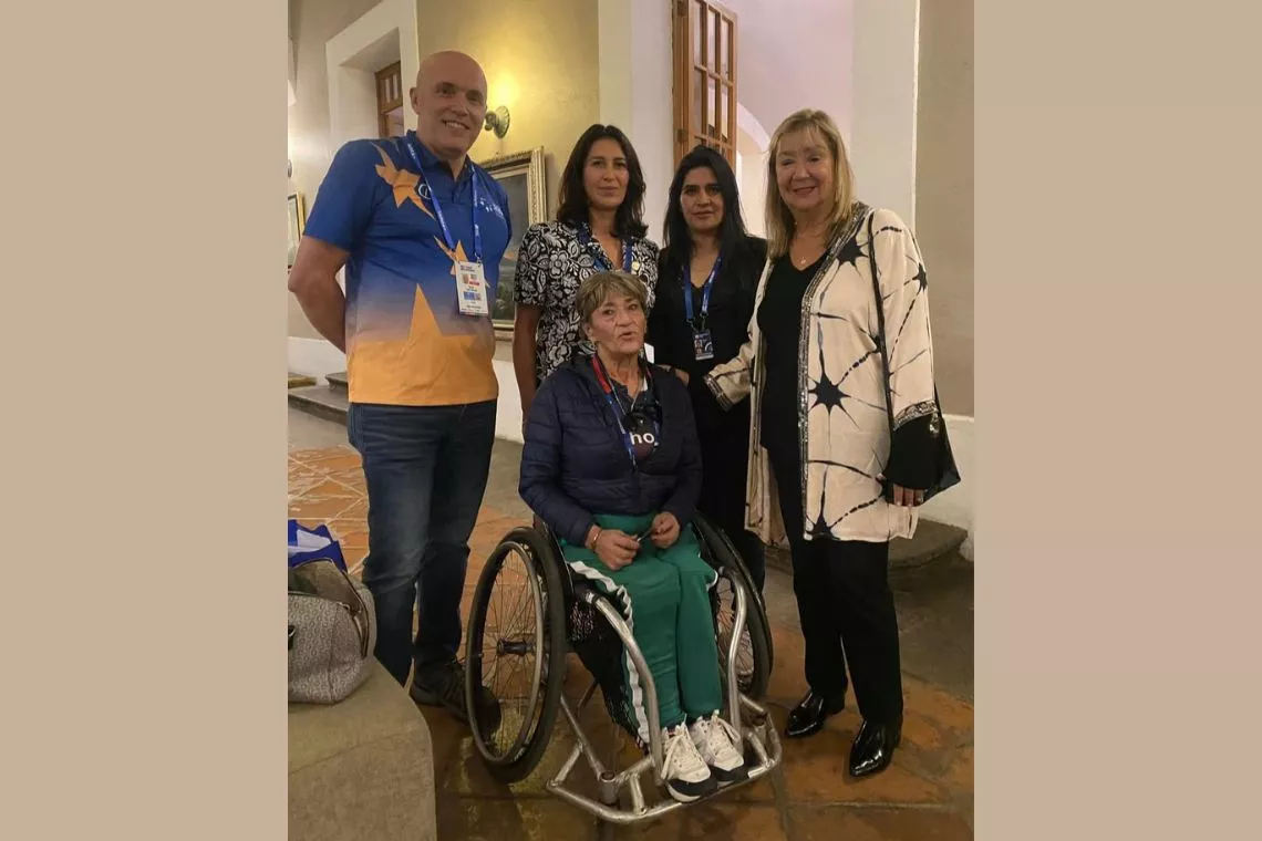 Ana Tenorio with daughters, World Archery Americas secretary general Sergio Font and president Maria Emma Gaviria.