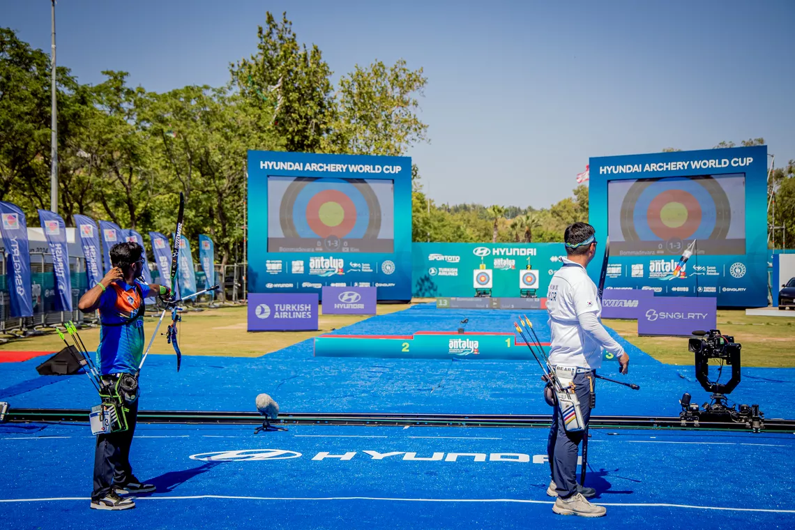Dhiraj Bommadevara and Kim Woojin shooting against each other at Antalya 2024.