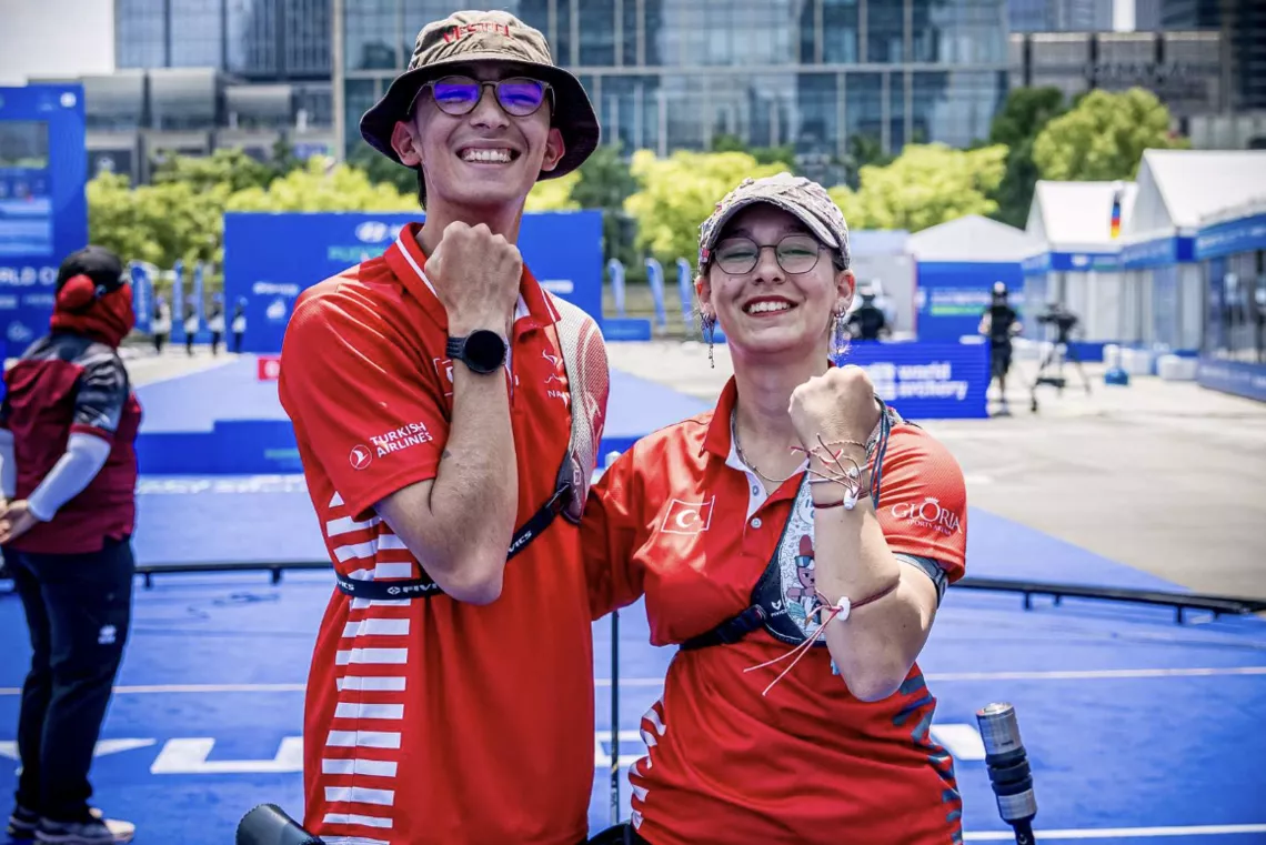 Mete Gazoz and Dunya Yenihayat celebrating their bronze medal win in mixed team.