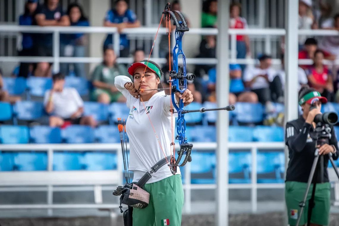 Mariana Bernal aiming.