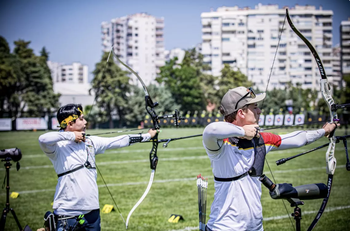 Lee Wooseok shooting against Jonathan Vetter.