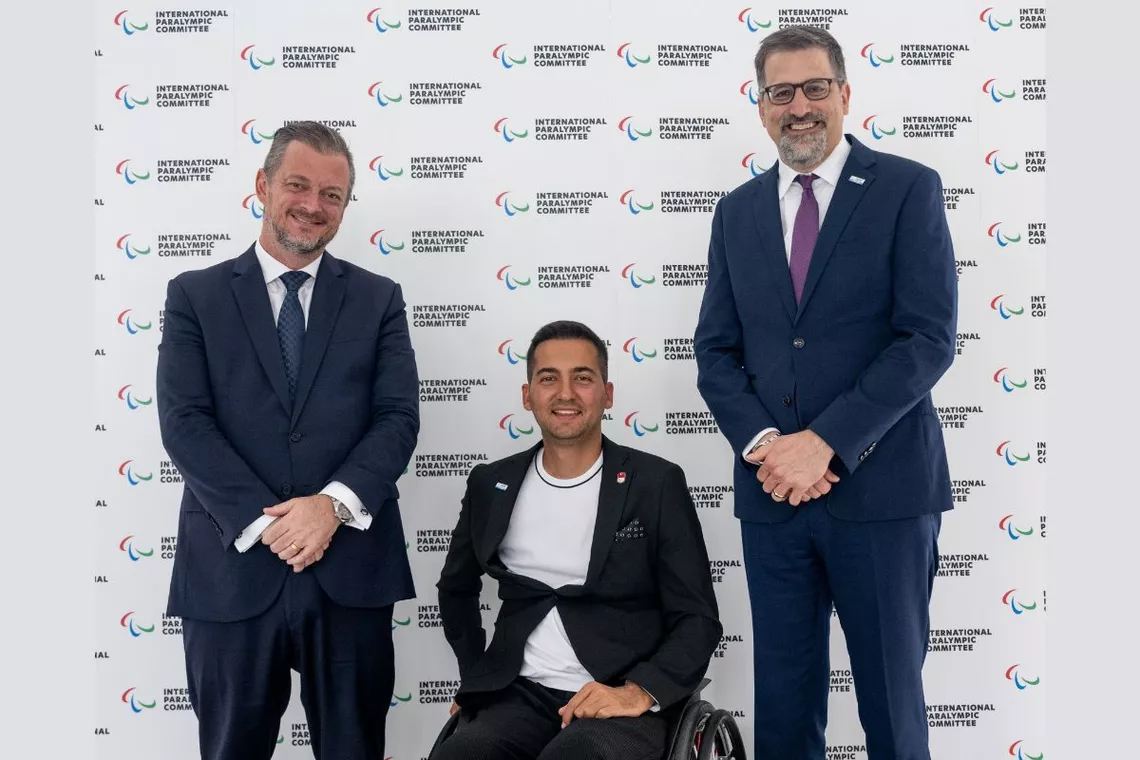 Yiğit Caner Aydın poses with IPC officials at I2025 Athletes’ Forum in Germany.