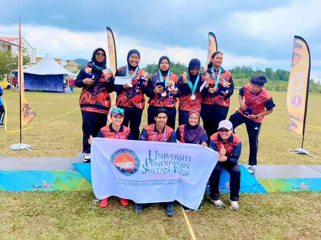 Mon Redee Sut Xi and her archers from Sultan Idris University.