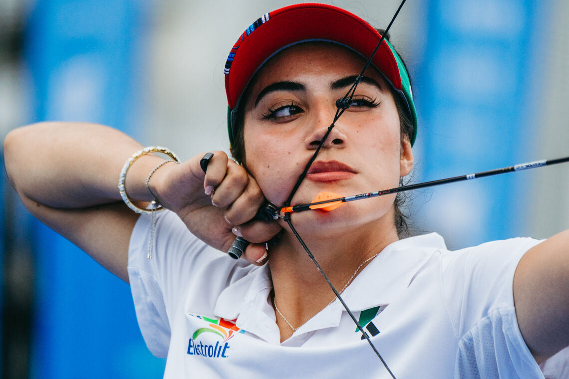 Mariana Bernal aiming.