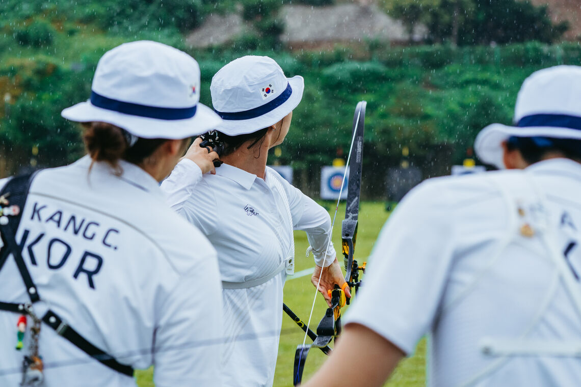 Lim Sihyeon being watched by her Korean teammates.