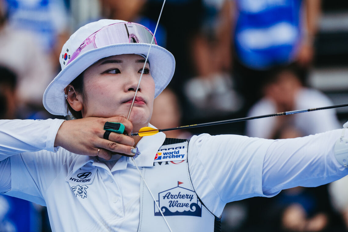 Kang Chaeyoung aiming.