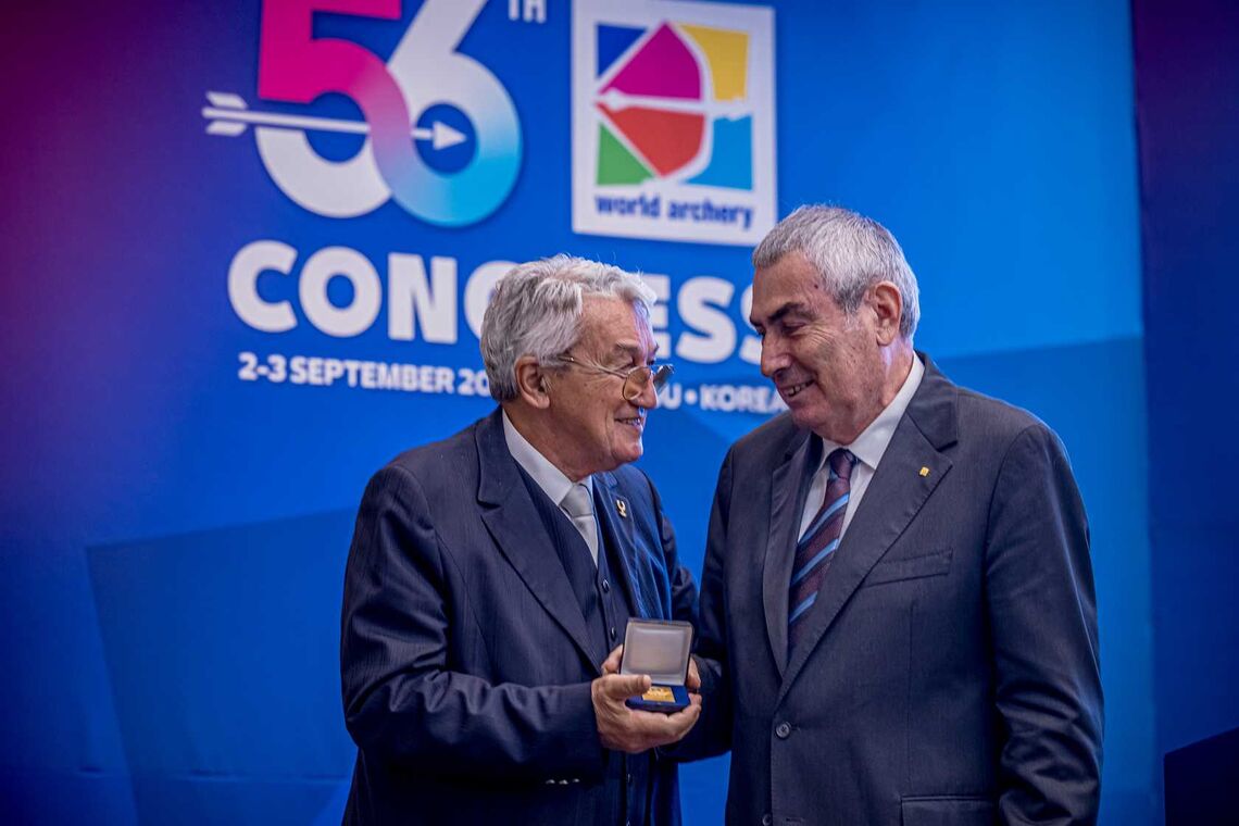 Mario Scarzella receives gold plaquette from Prof Dr Ugur Erdener.