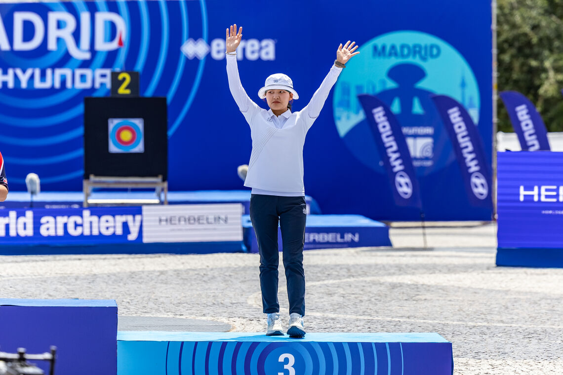 Han Seungyeon celebrating with bronze in Madrid.