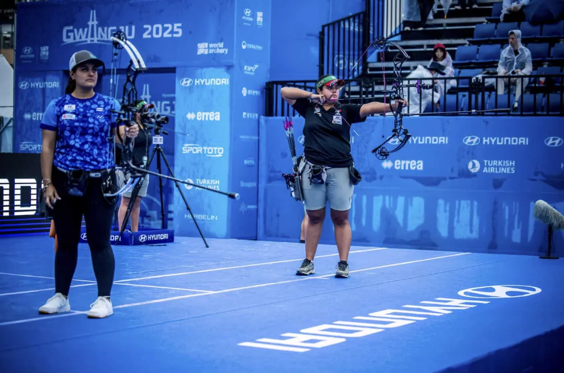 Andrea Becerra aiming in the final. 