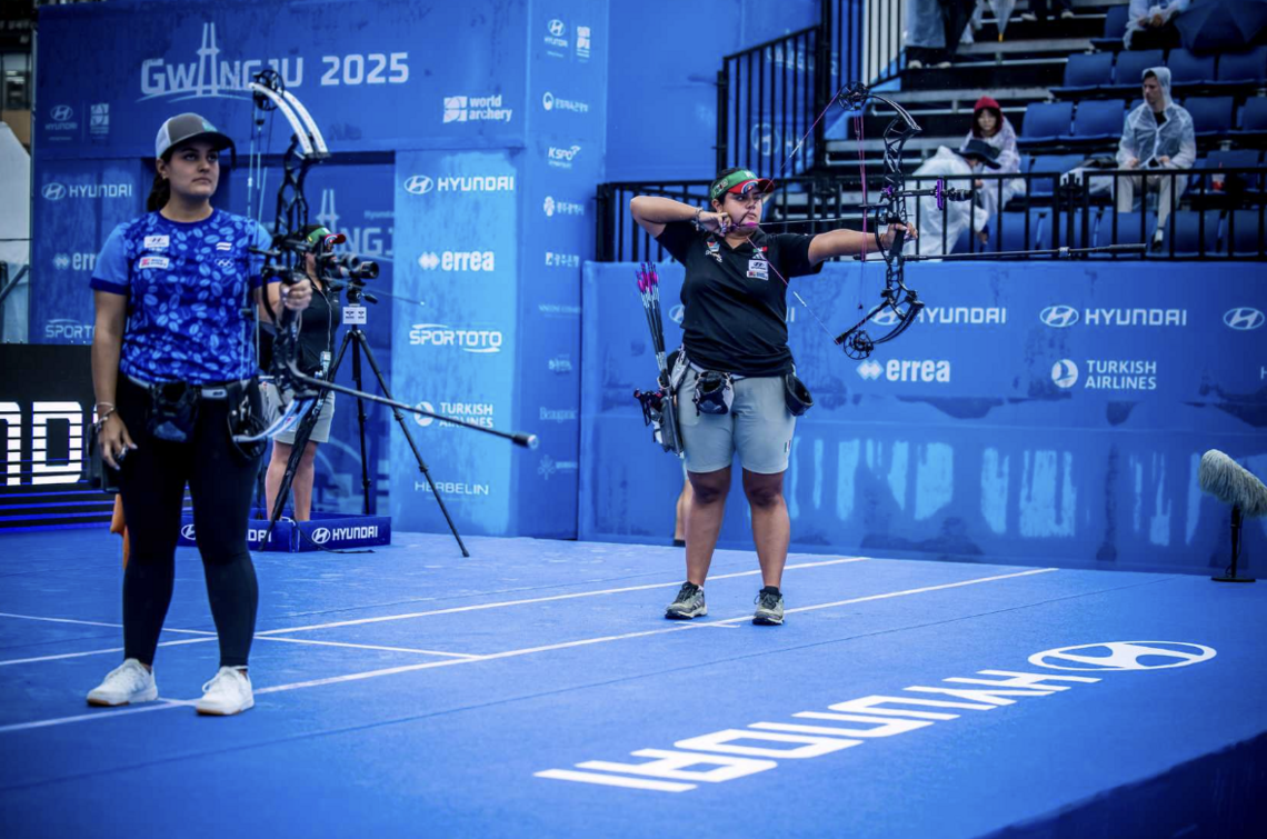 Andrea Becerra aiming in the final. 