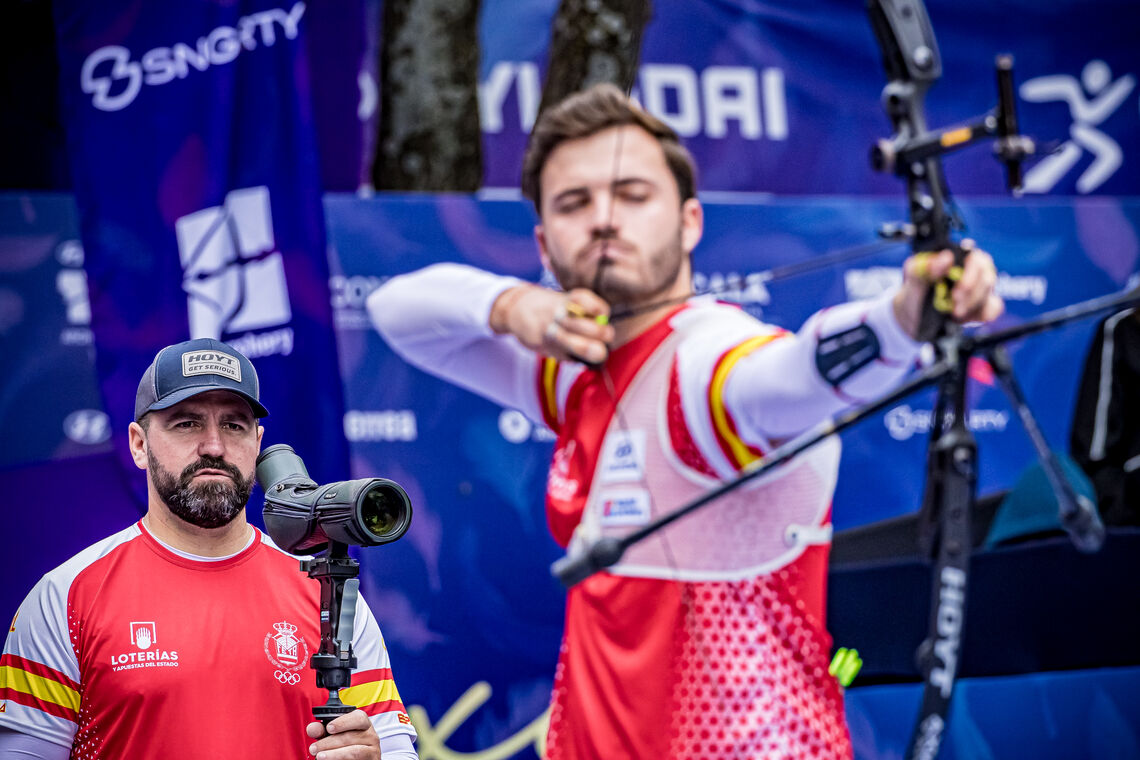 Former Spain coach Elias Cuesta watching Andres Temiño Mediel shoot.