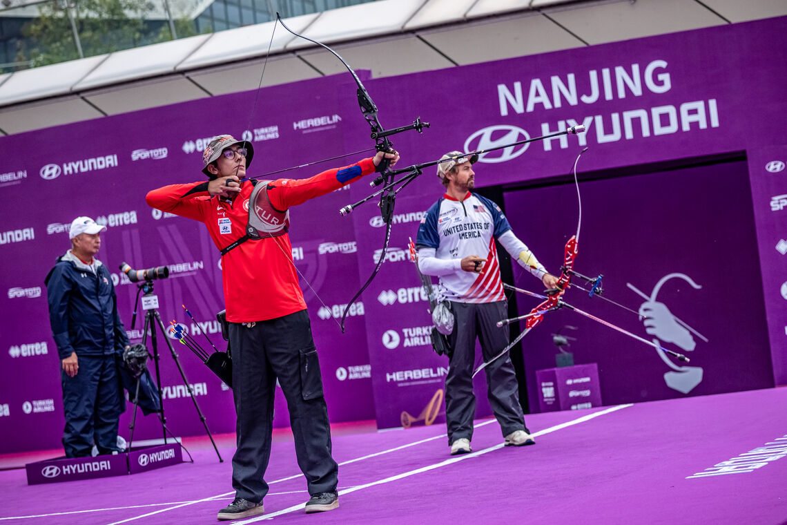 Mete Gazoz versus Brady Ellison in Nanjing.